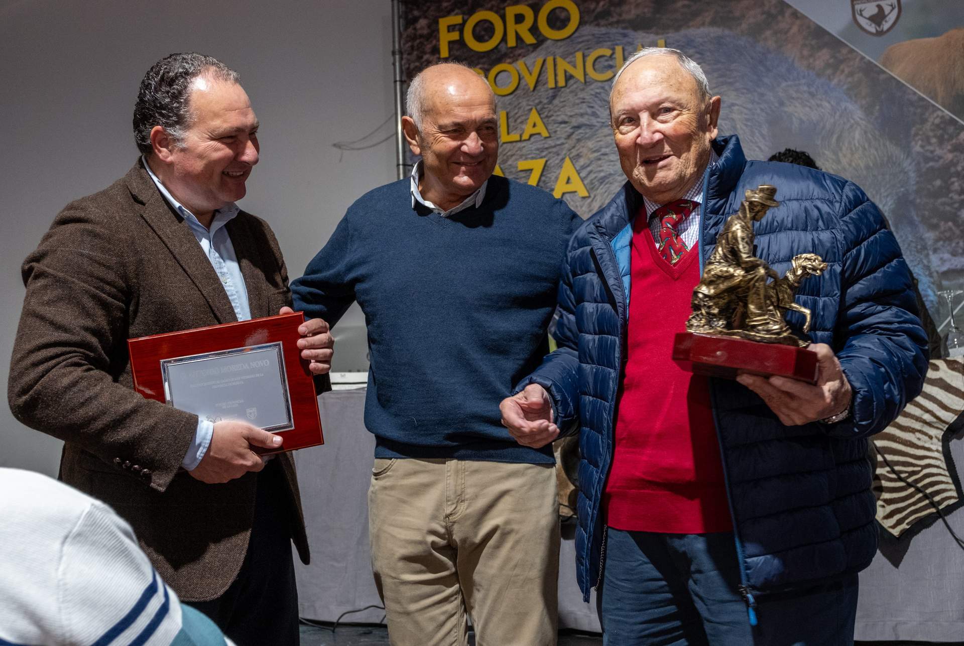 El presidente de la Diputación, a la izquierda, en la entrega de reconocimientos