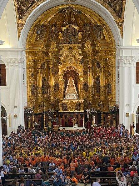 La bonita imagen de los scouts junto a la Blanca Paloma