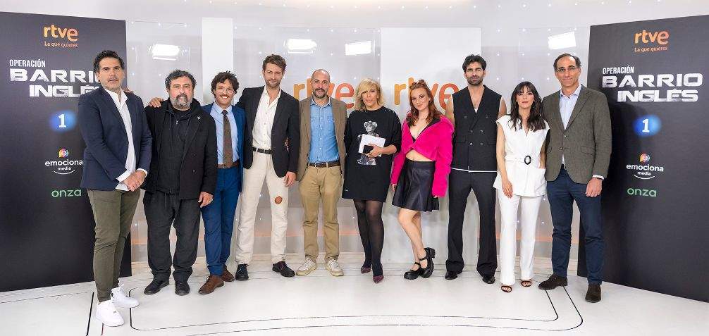 Elenco de actores en el plató de RTVE