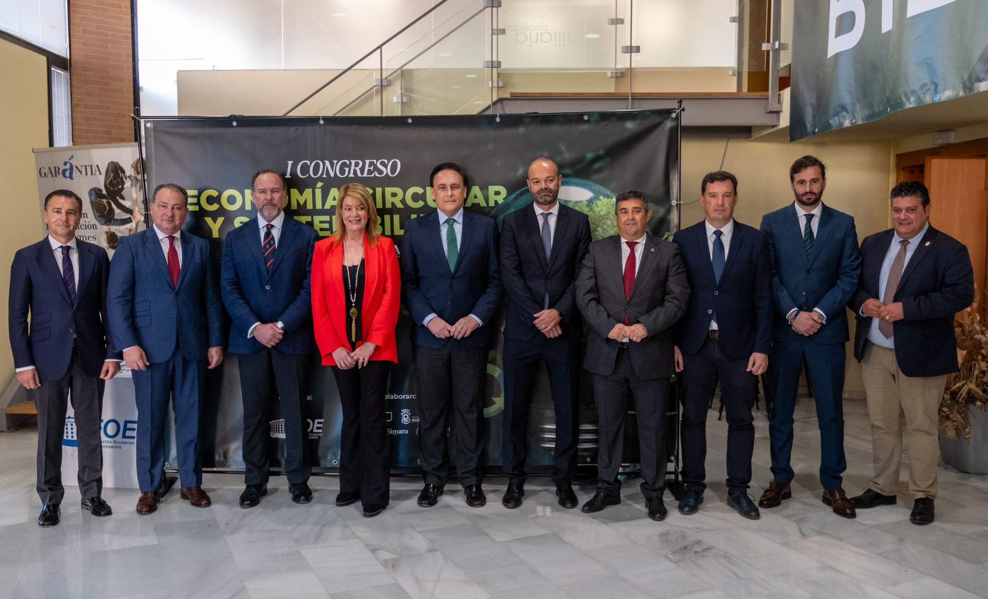 Foto de familia de los participantes en el Foro FOE