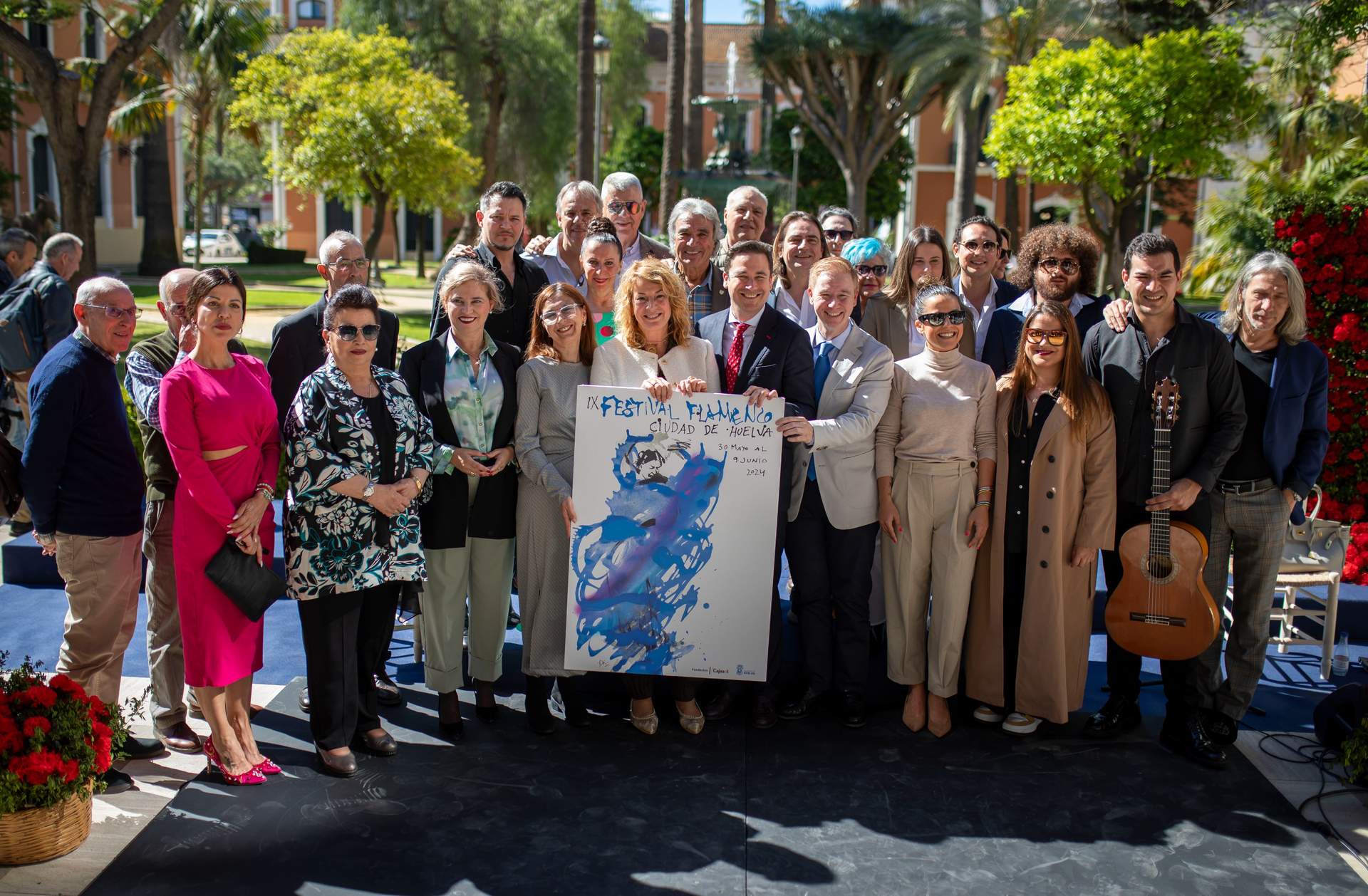 Foto de familia en la presentación del cartel