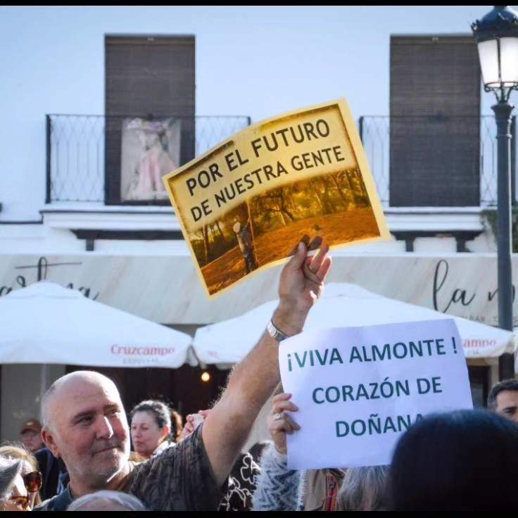 Ciudadanía de Almonte en la concentración convocada por el Ayuntamiento