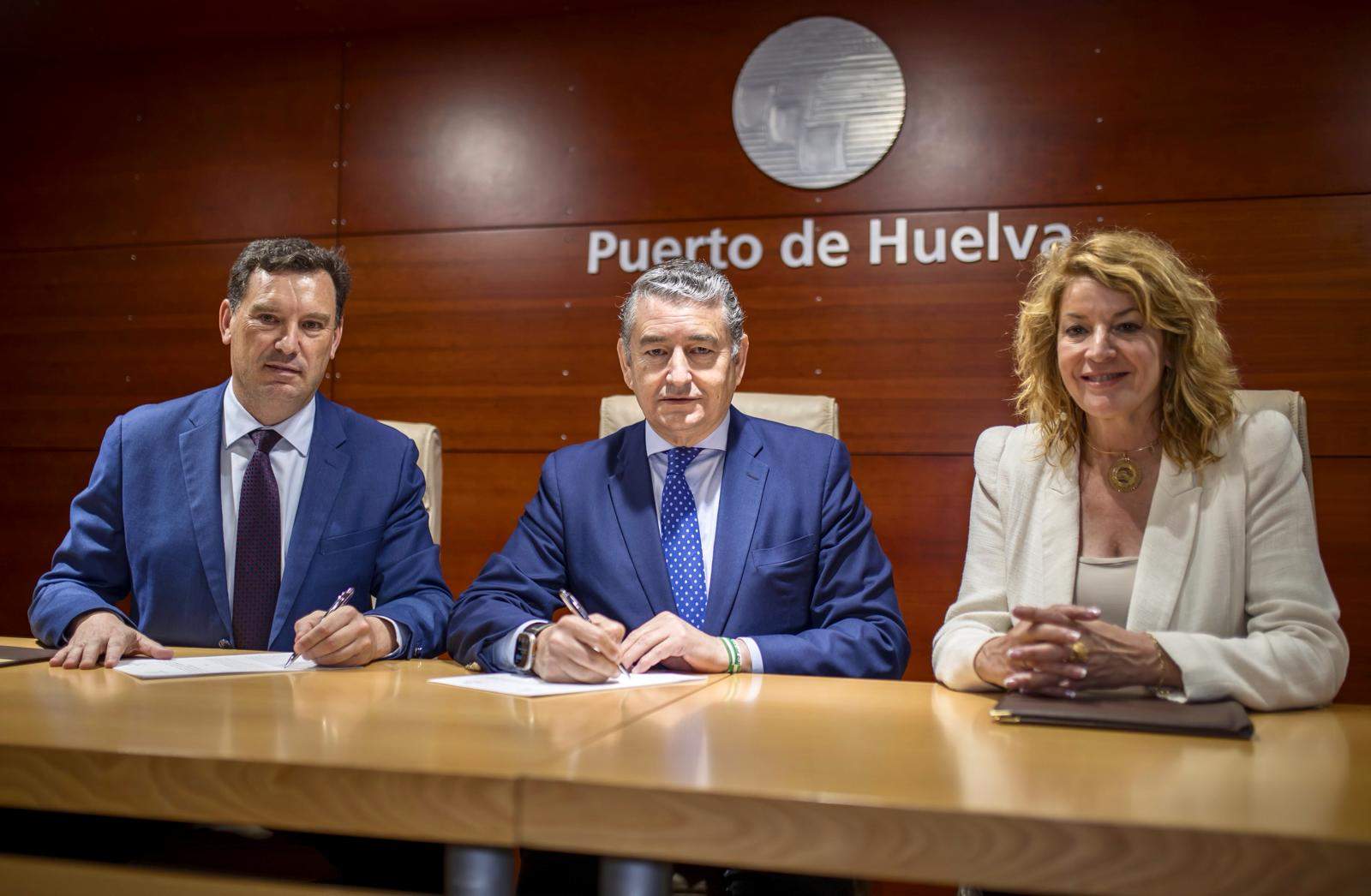 Alberto Santana, Antonio Sanz y Pilar Miranda, en el Puerto