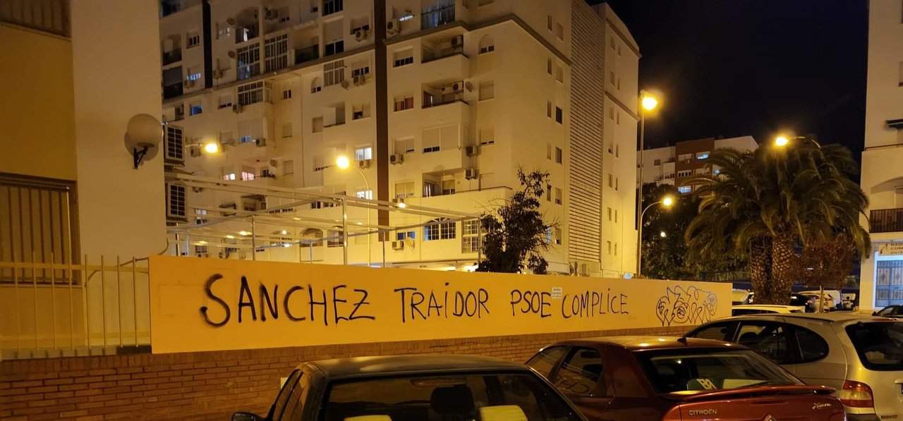 Pintada que estuvo más de un mes en el muro del colegio José Oliva