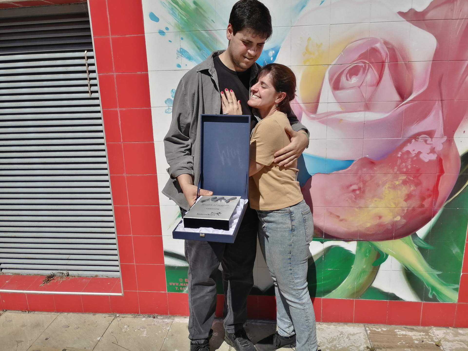 Álvaro con su madre, Paula Gallardo