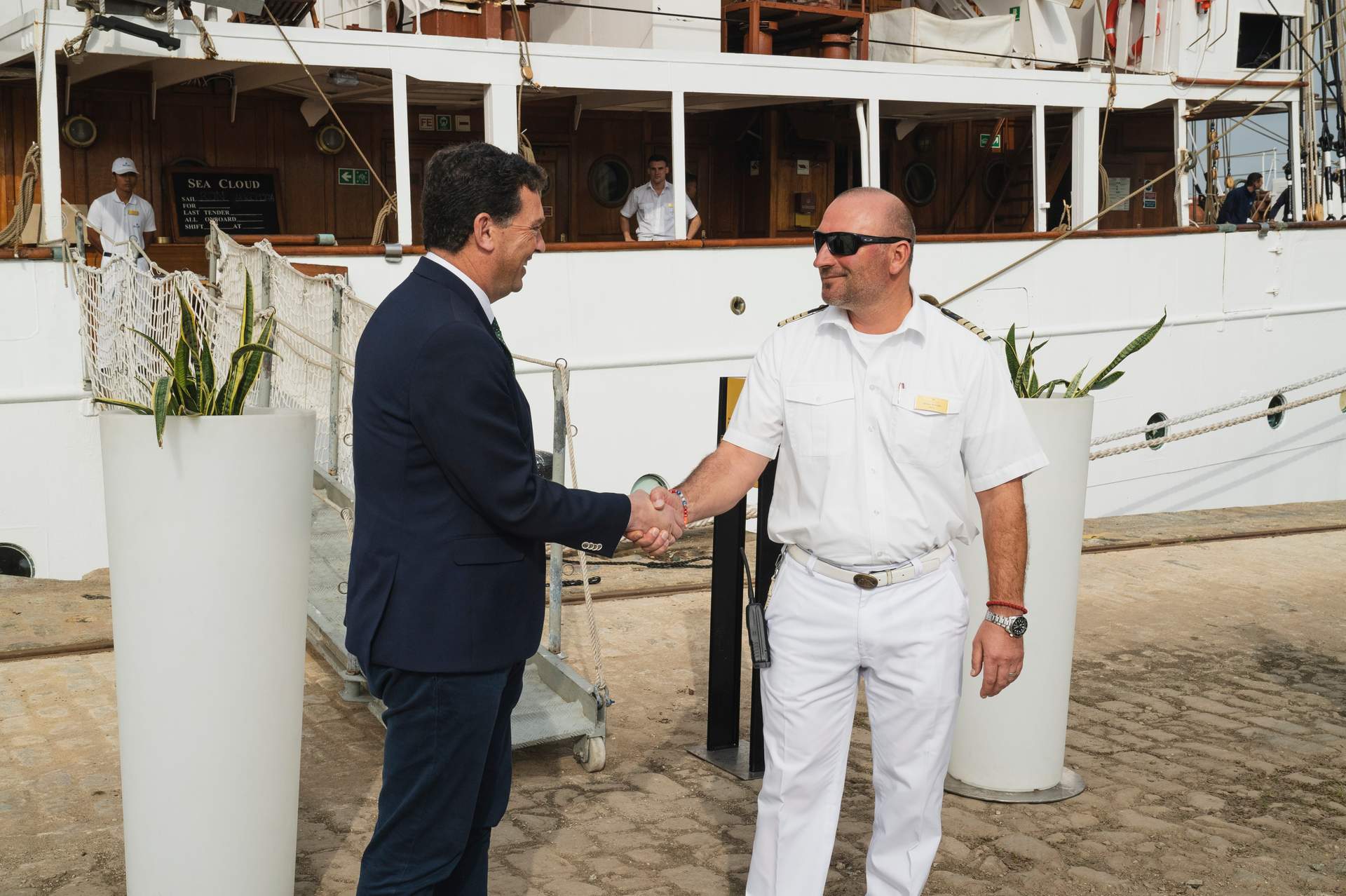 Saludo presidente APH capitan Sea Cloud
