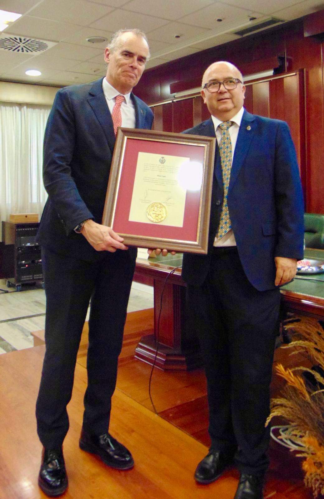 Entrega de la Medalla de Oro COITIH
