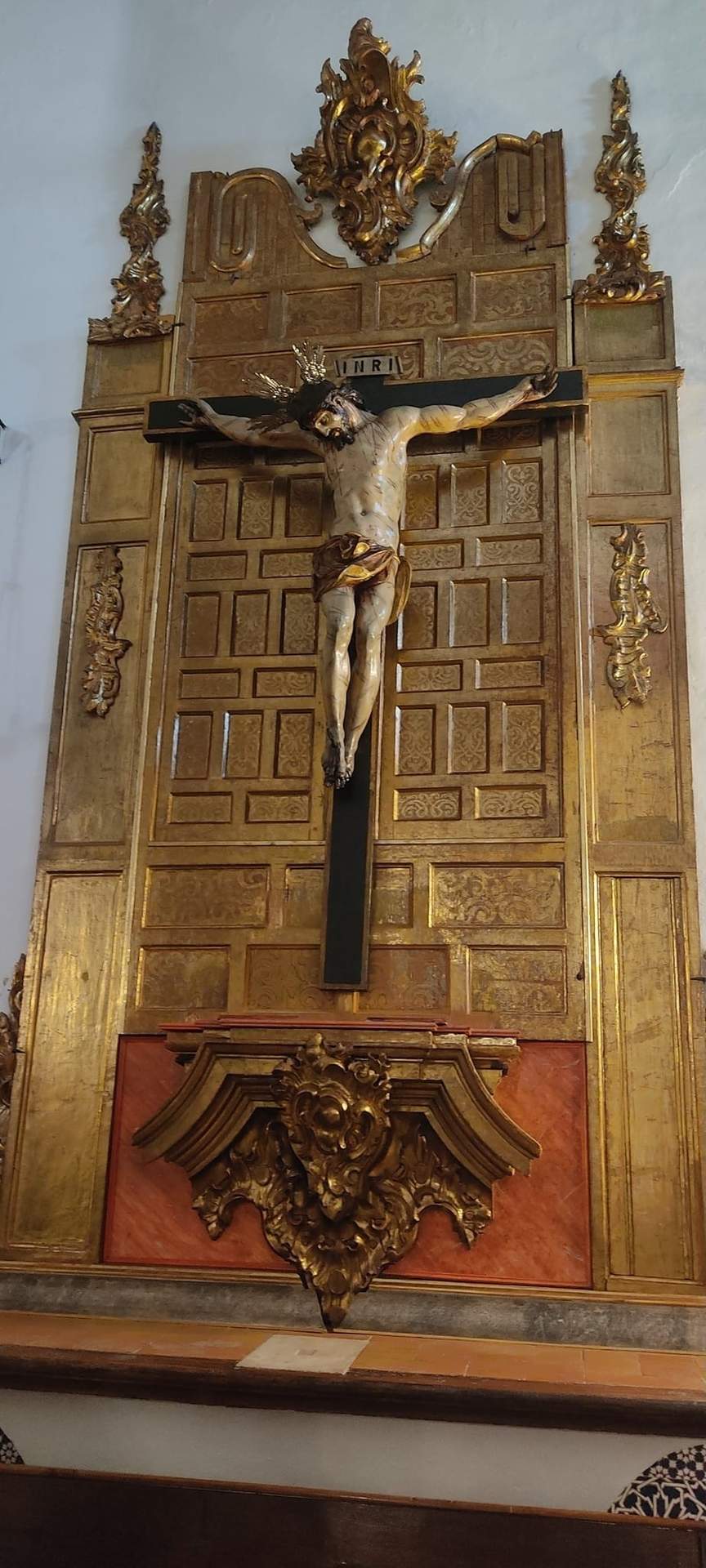 Retablo y Cristo restaurados por Ana