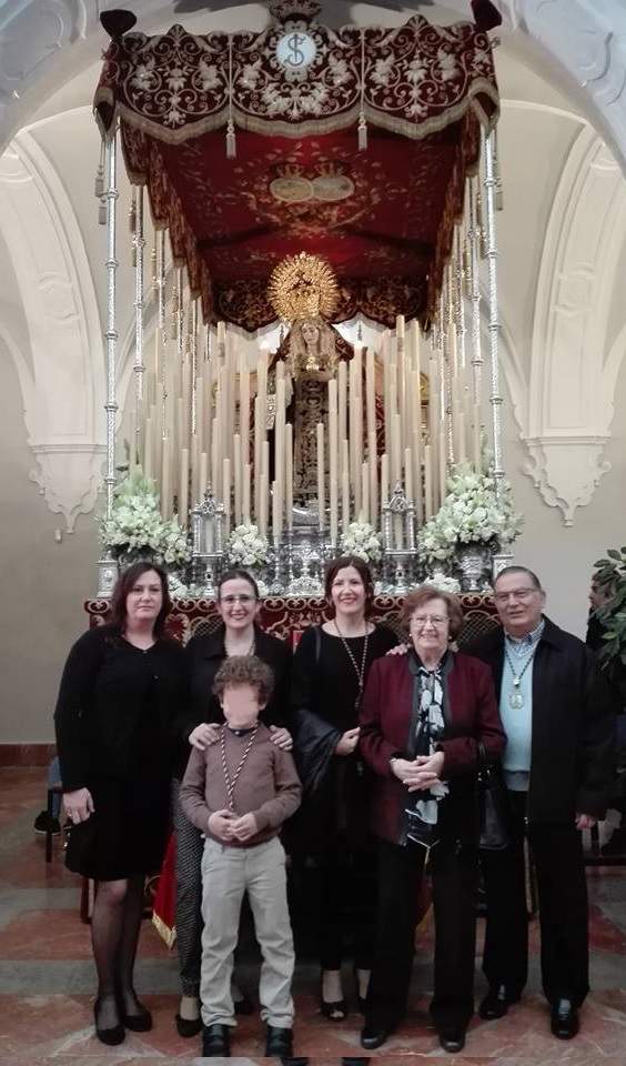 Posando con sus padres Sebastián y Ana, su hermana Adela y su hijo Quique