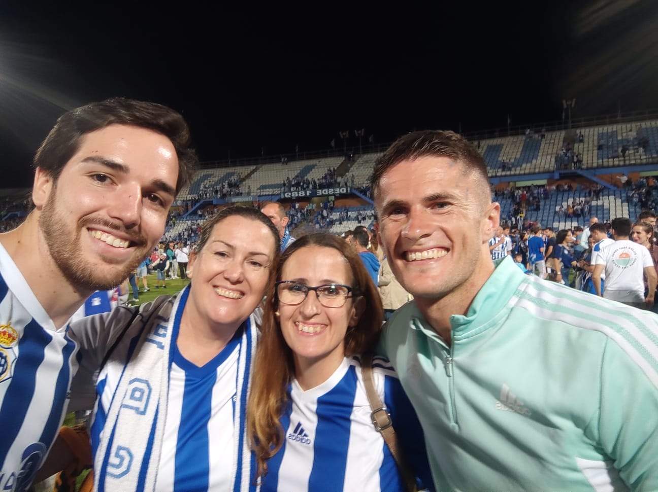 En el Nuevo Colombino, junto a su hermana Adela, su sobrino Juan y el que fuese jugador albiazul Chinchilla