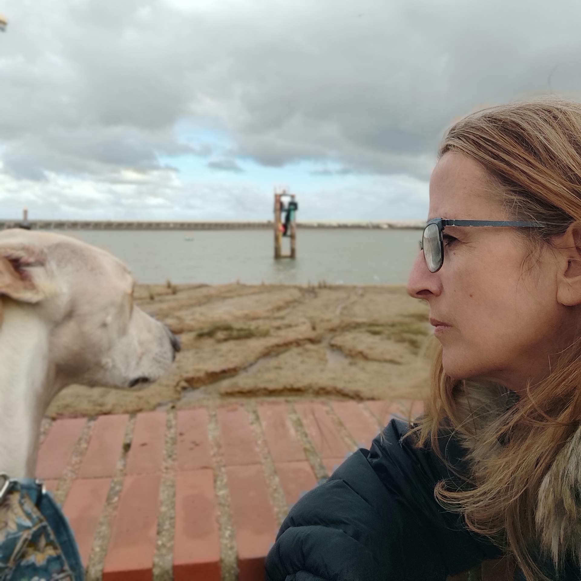 Ana junto a su mascota Brad