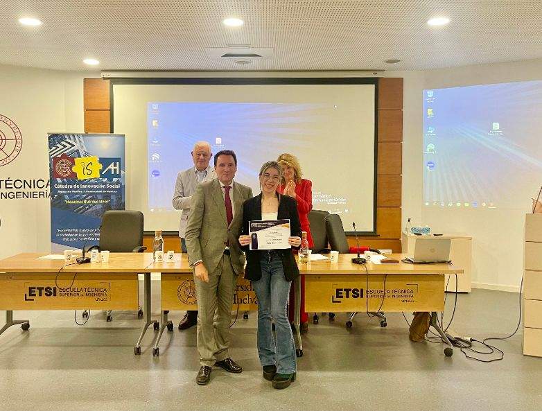 Entrega de diploma por parte de P Peña