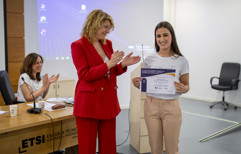 Entrega de diploma por parte de la alcaldesa P. MIranda