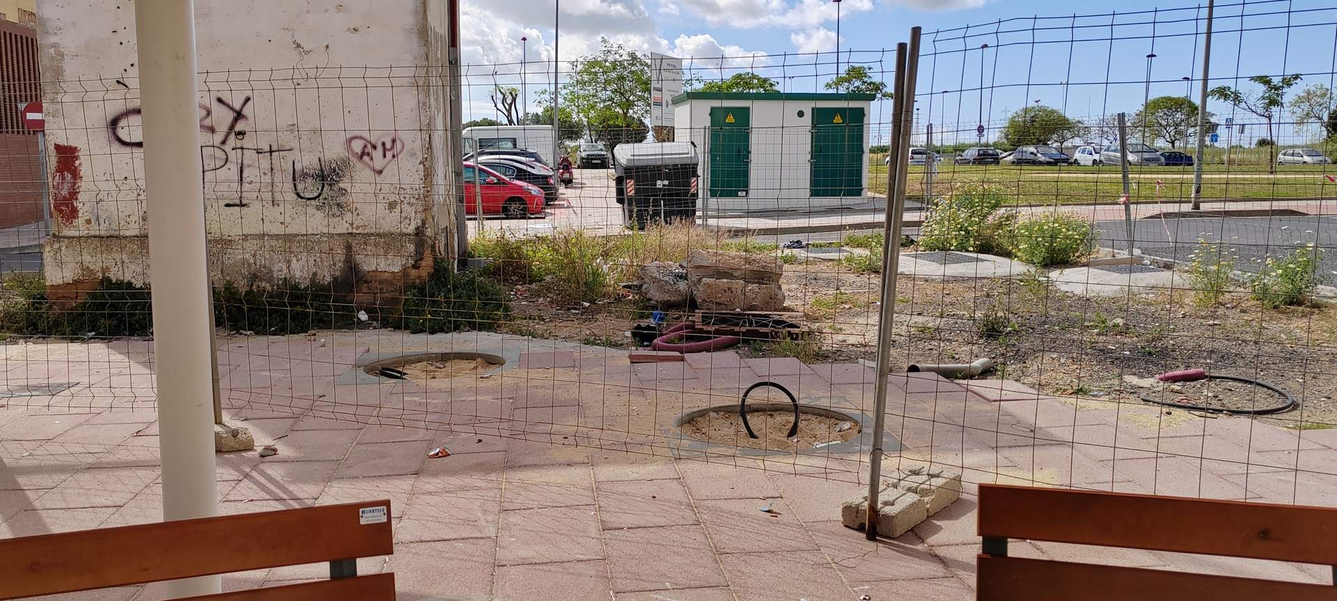 Obras abandonadas en la barriada de Pérez Cubillas