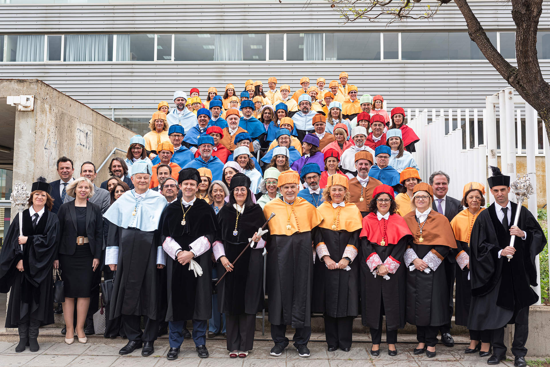 Foto de familia con el Honoris Causa Simon Dolan