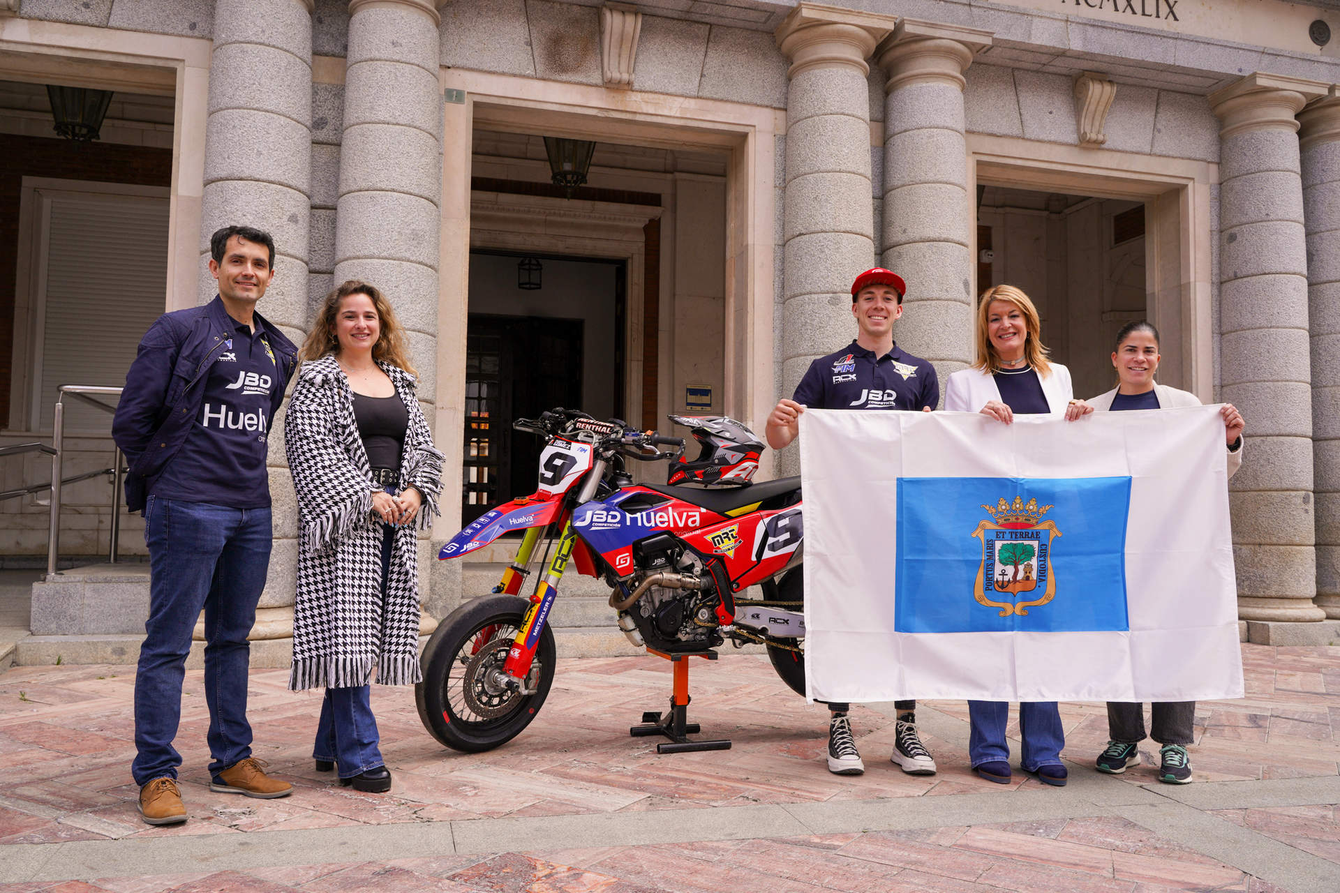 Recepción Paquito, con la bandera de Huelva
