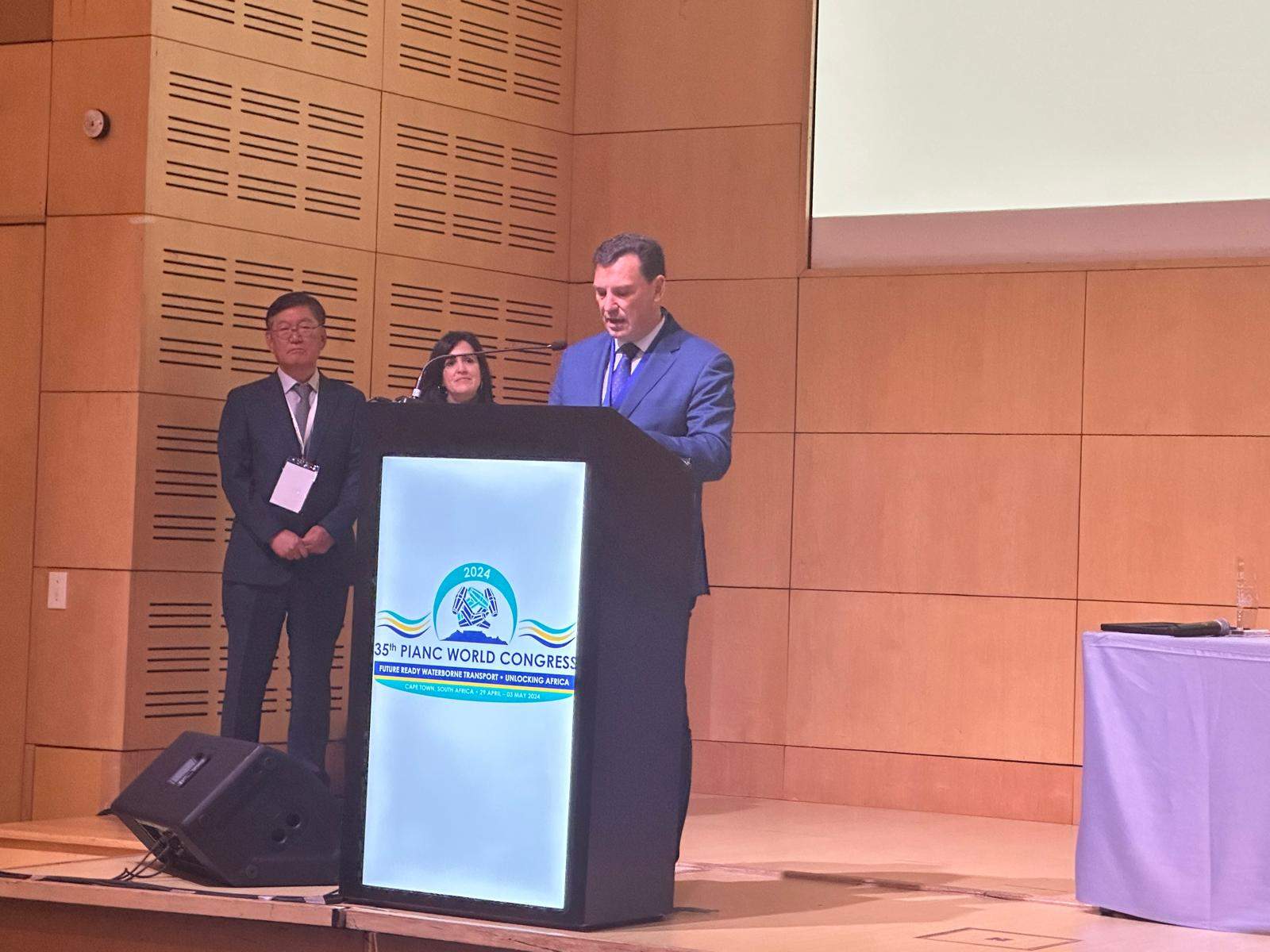 Intervención de Alberto Santana en el foro internacional