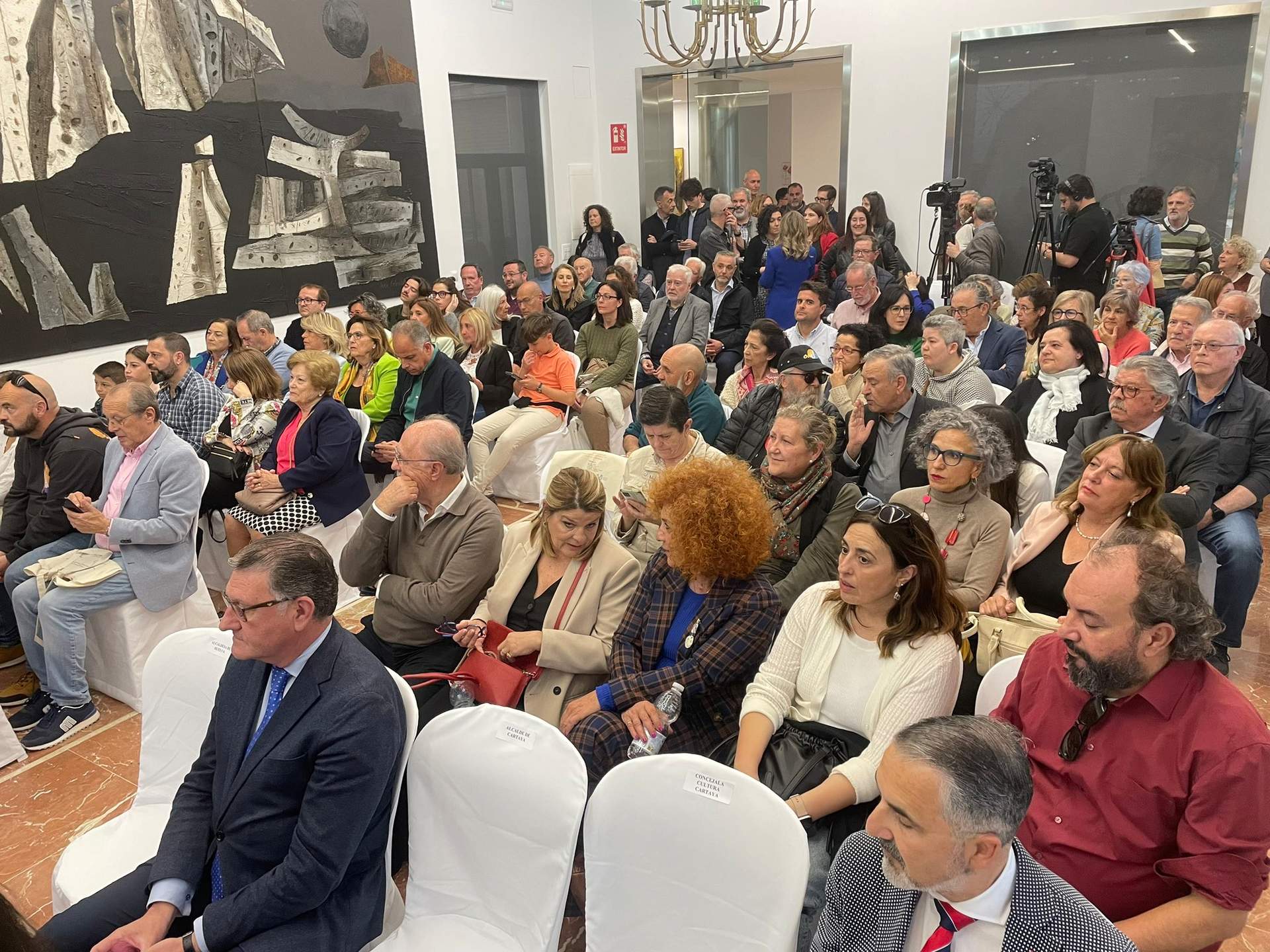 Un momento del acto, con el salón lleno
