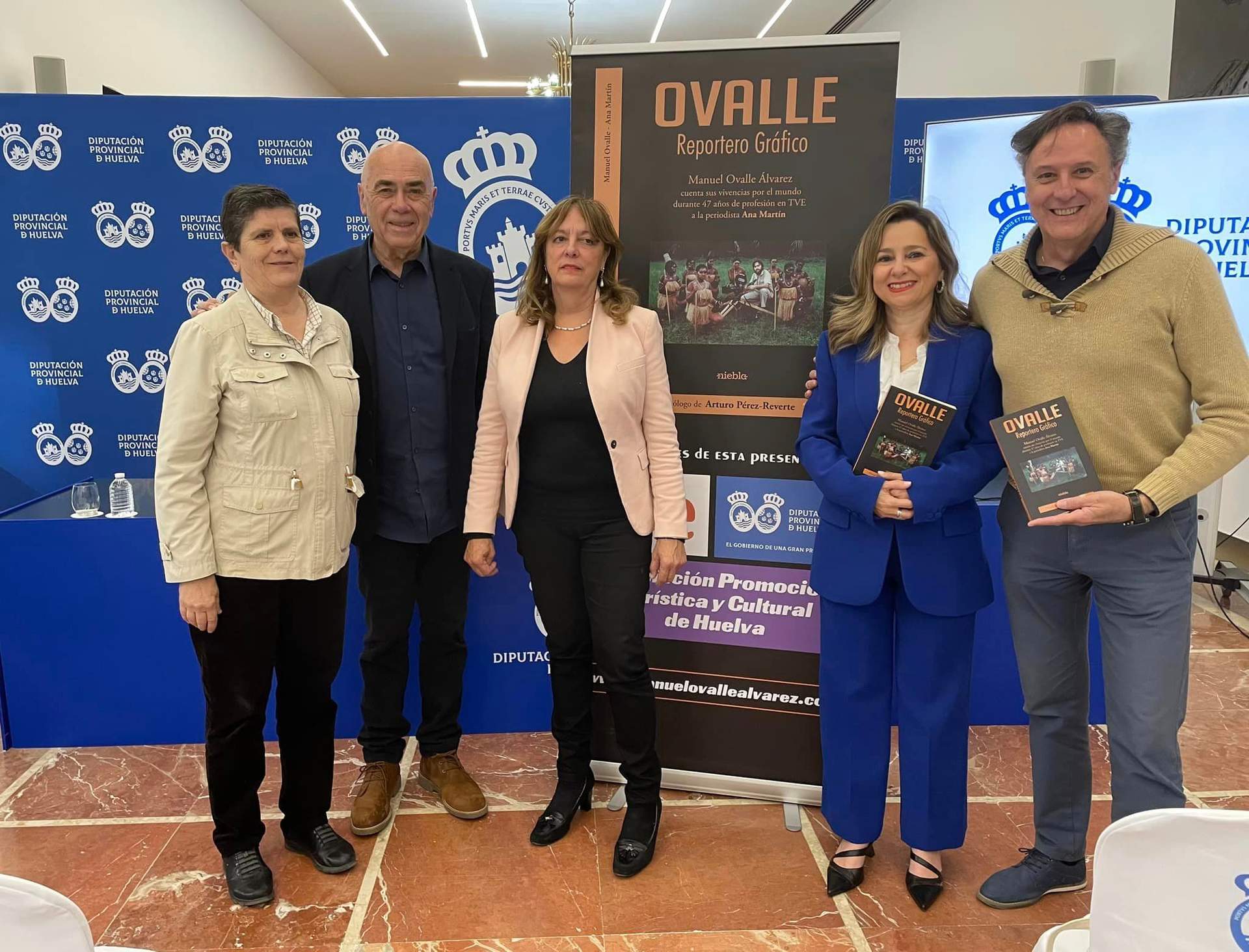 Ovalle y Martín con la directiva de la Asociación de la Prensa