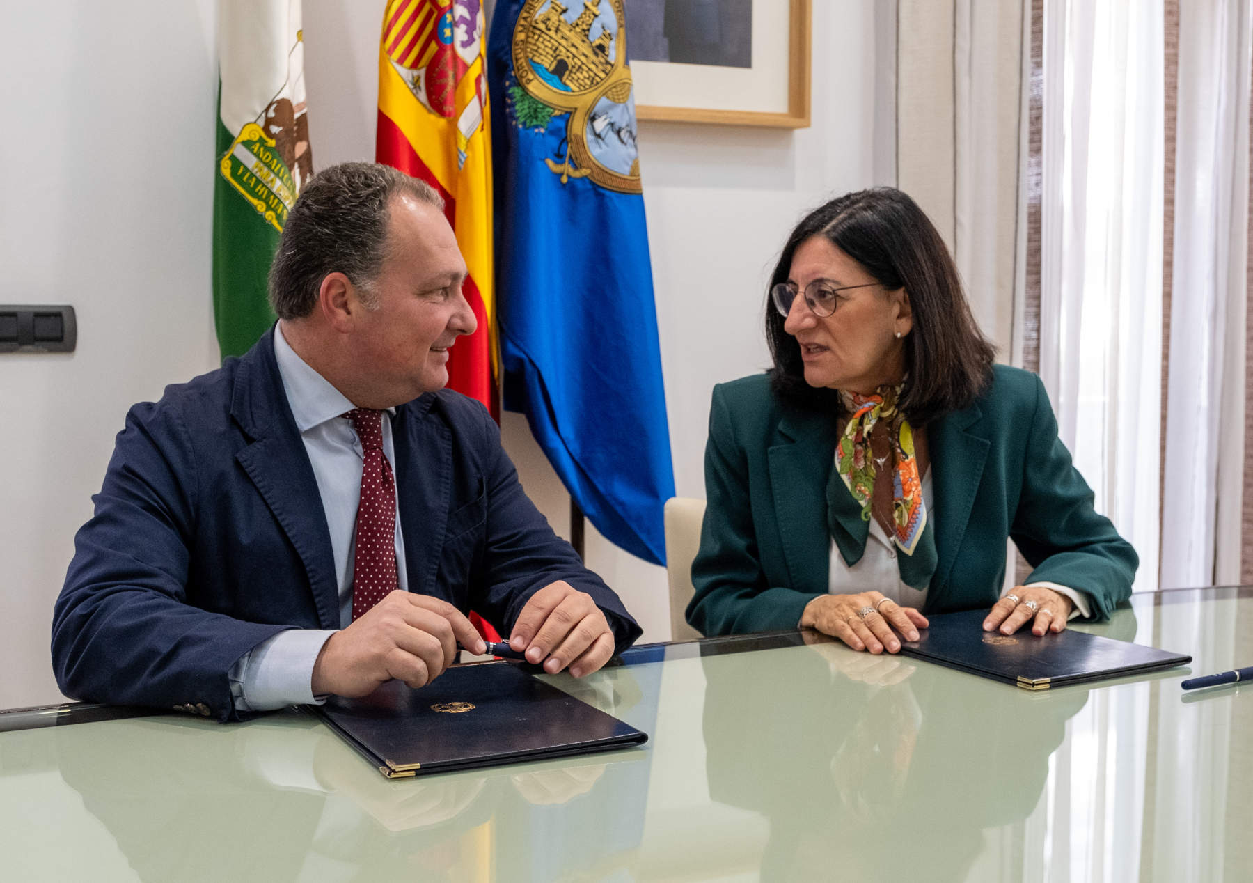 Toscano y Peña en la firma del acuerdo