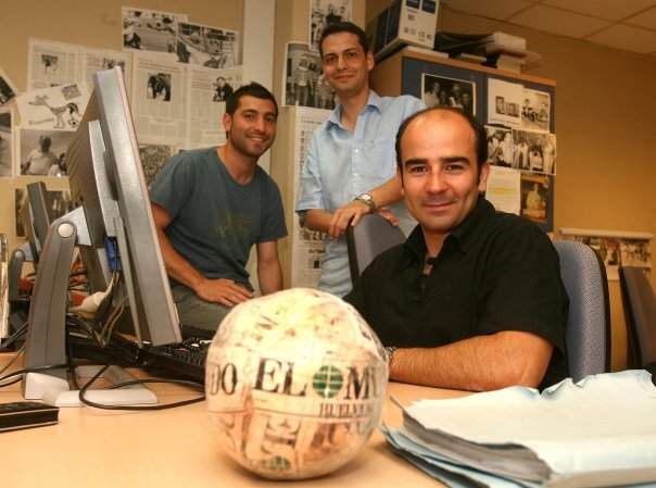 En la redacción de El Mundo Huelva, junto a sus compañeros Ricardo Ubric y Mario Asensio