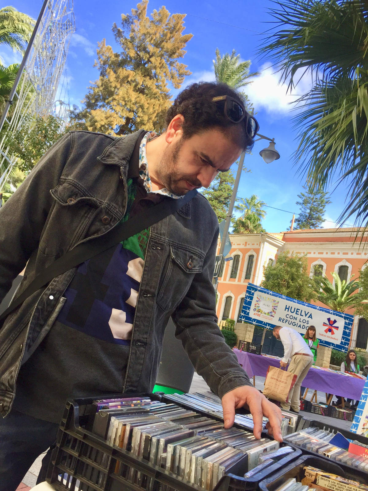 Repasando libros y vinilos en el Mercadillo de El Punto