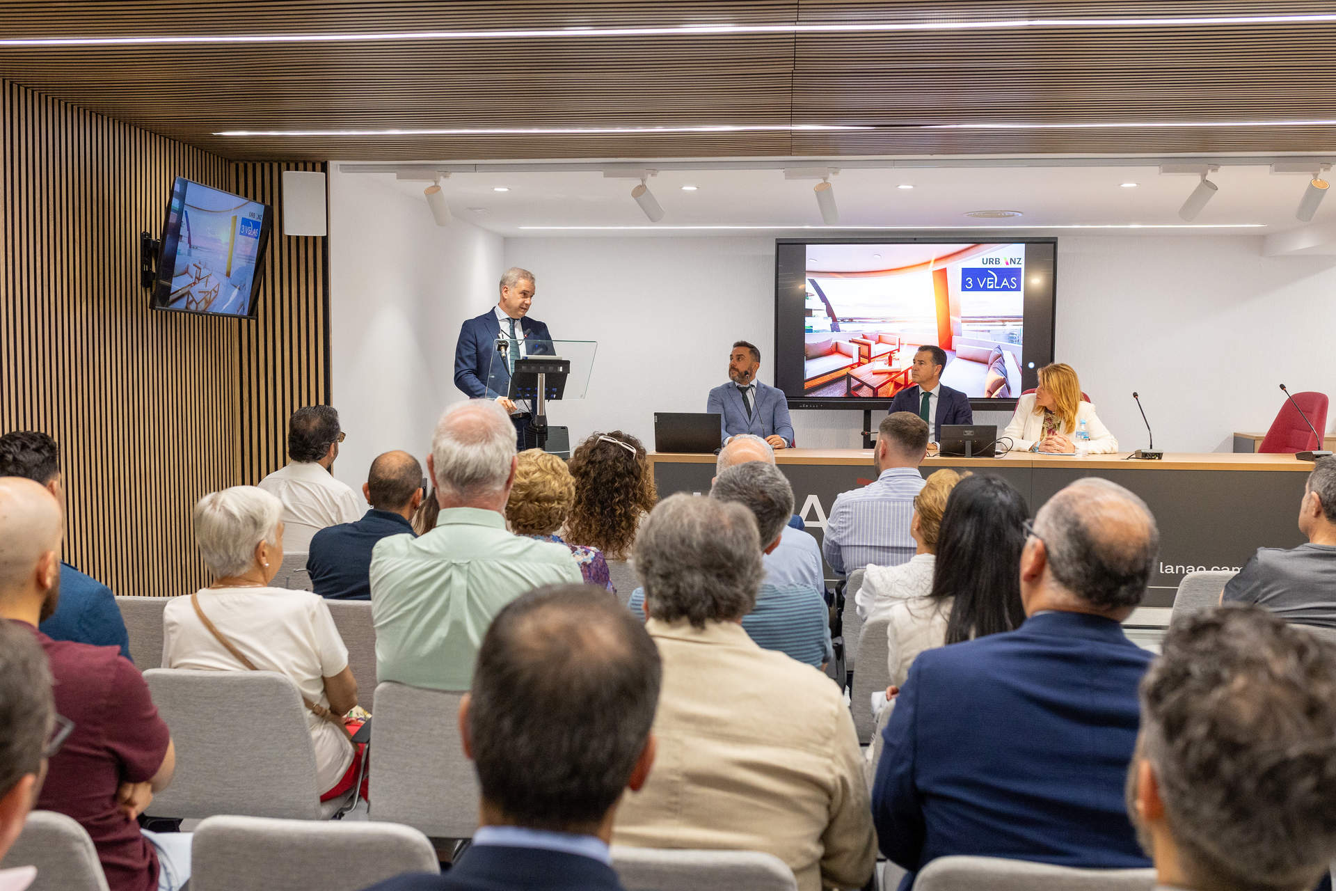 Cazenave en la presentación del proyecto