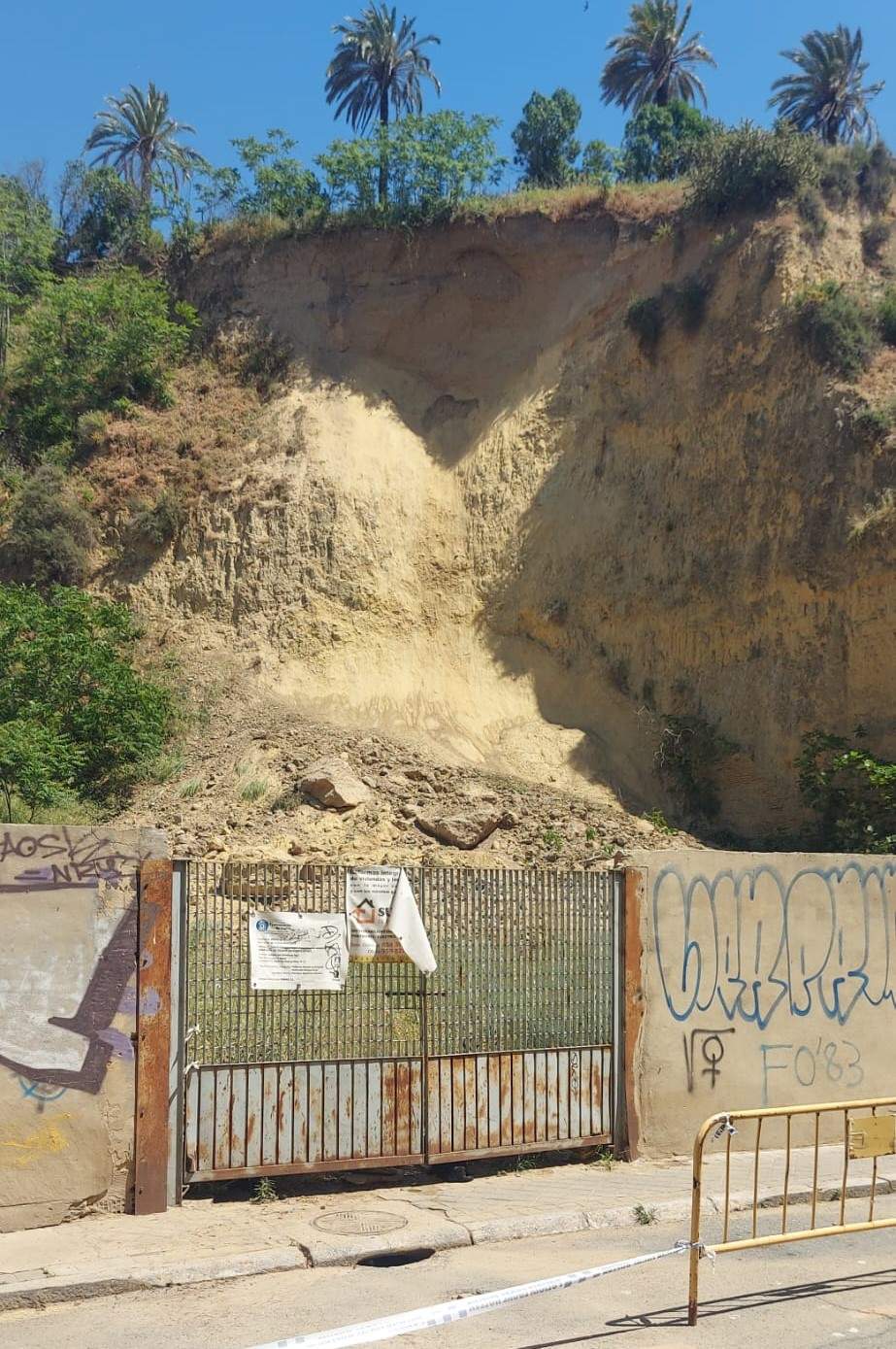 Enorme socavón vertical que ha dejado el derrumbe parcial del cabezo.