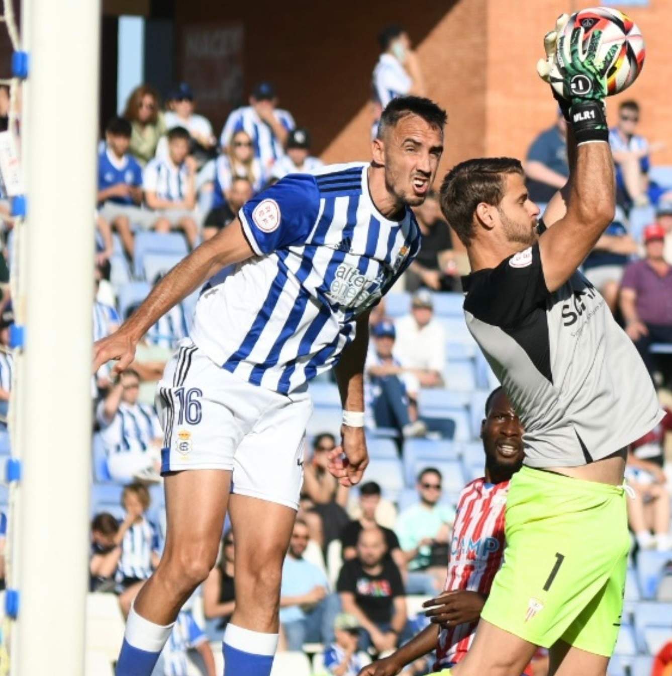 Lavin se anticipa a Caballero en el Recre-Algeciras.