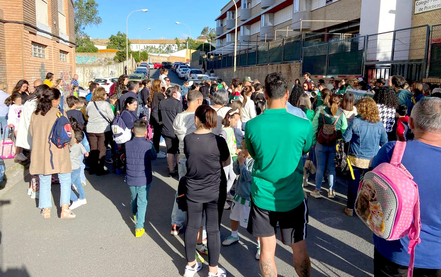 La comunidad educativa del CEIP Práctica ha protagonizado este martes una concentración de protesta
