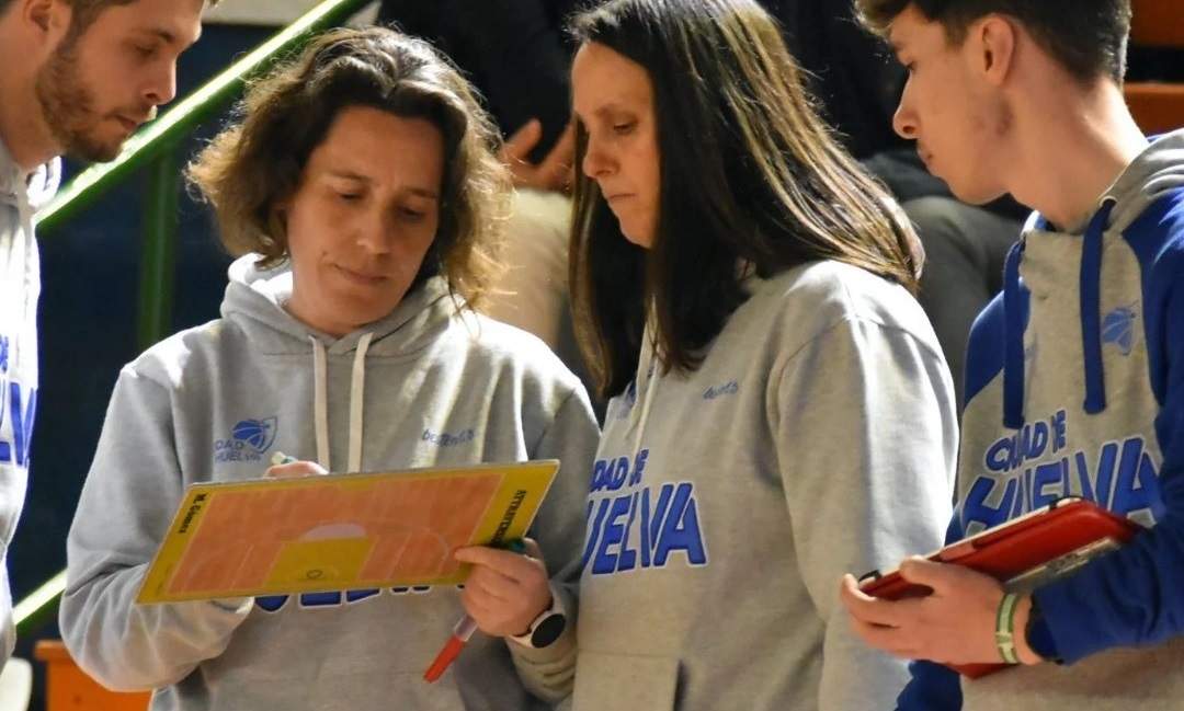 Celes Vizcaíno dibuja una jugada en la pizarra.