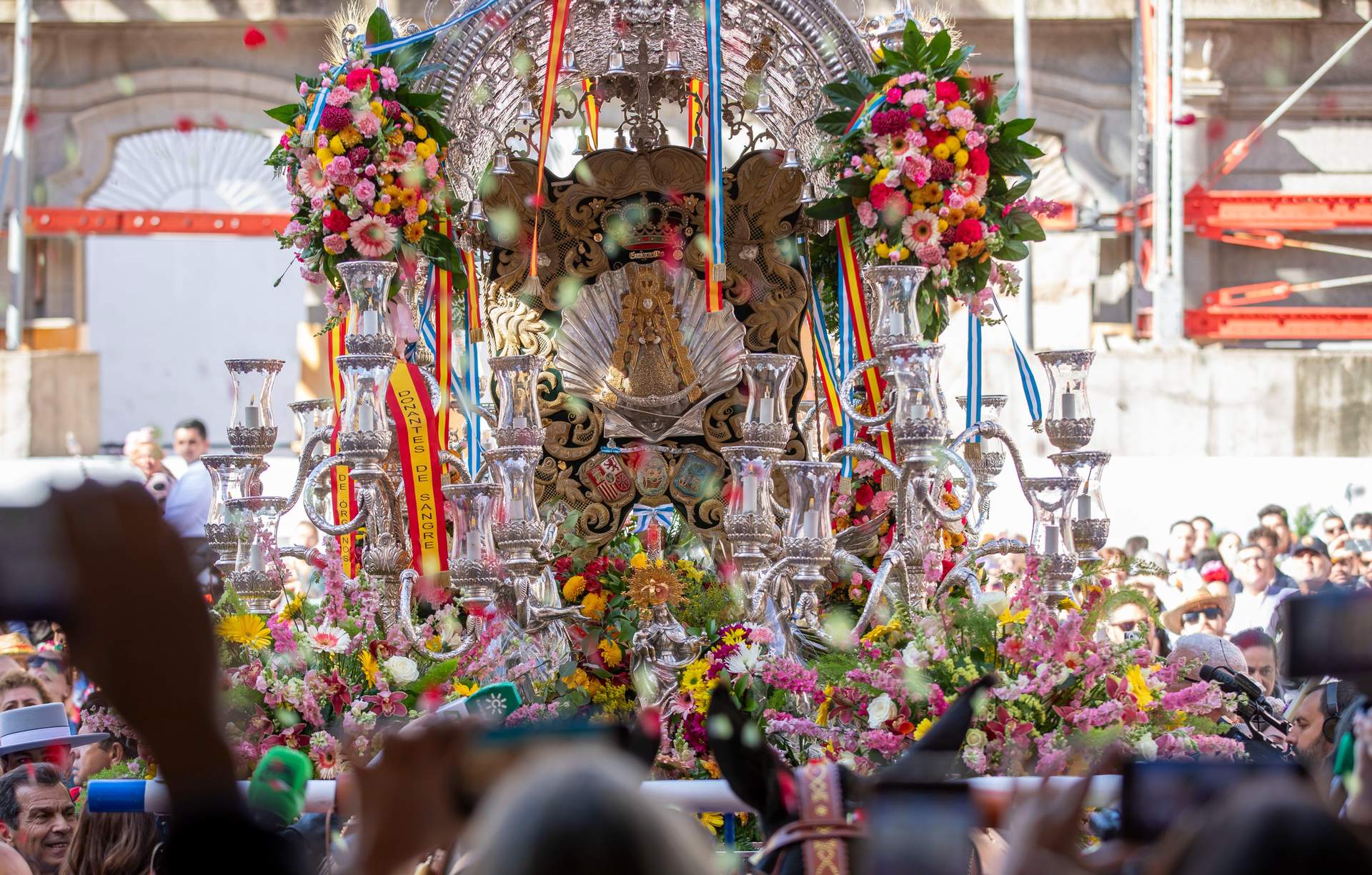 Decoración del Simpecado a las puertas de la Hermandad