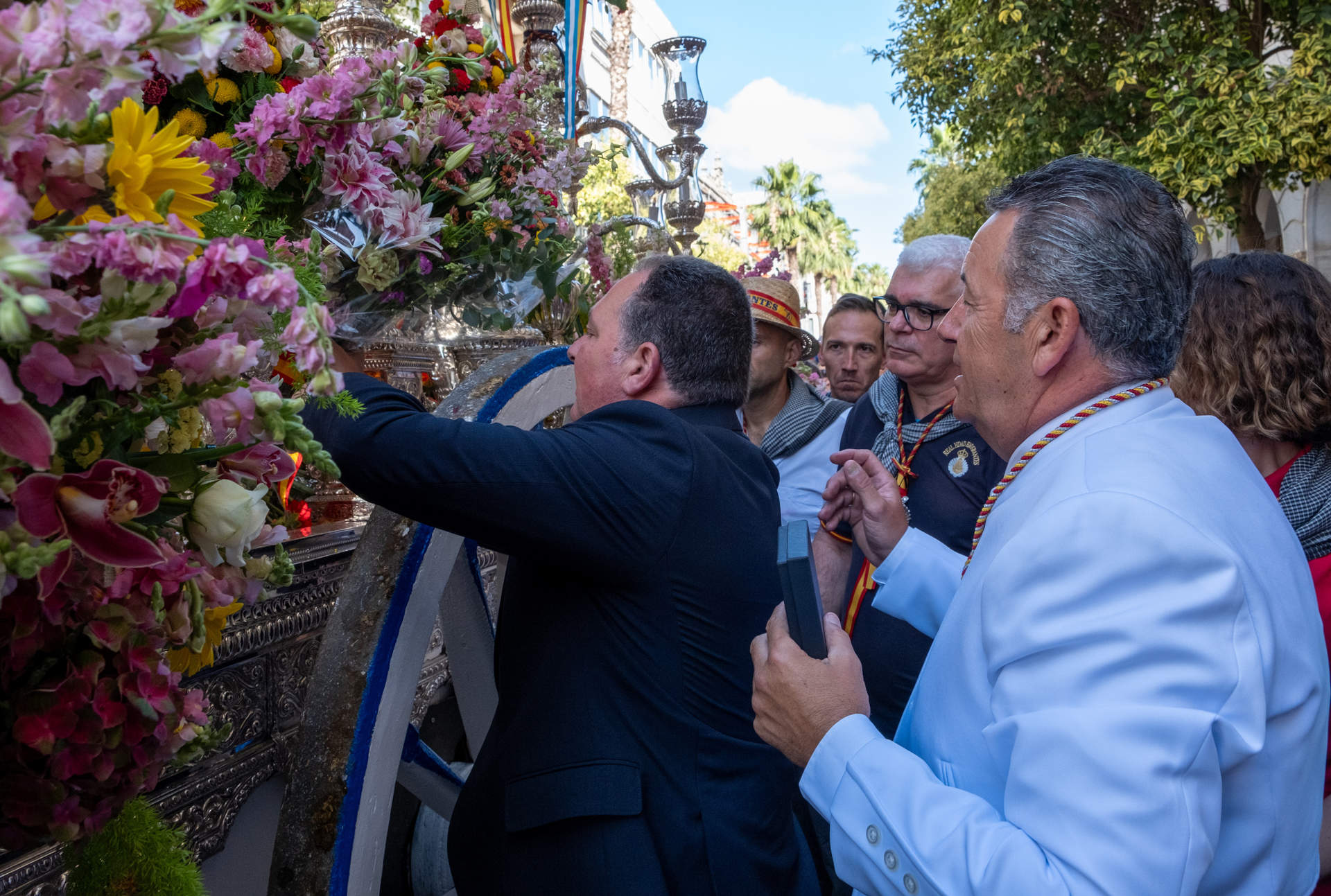 Entrega ramo Emigrantes por parte de David Toscano, presidente de la Diputación
