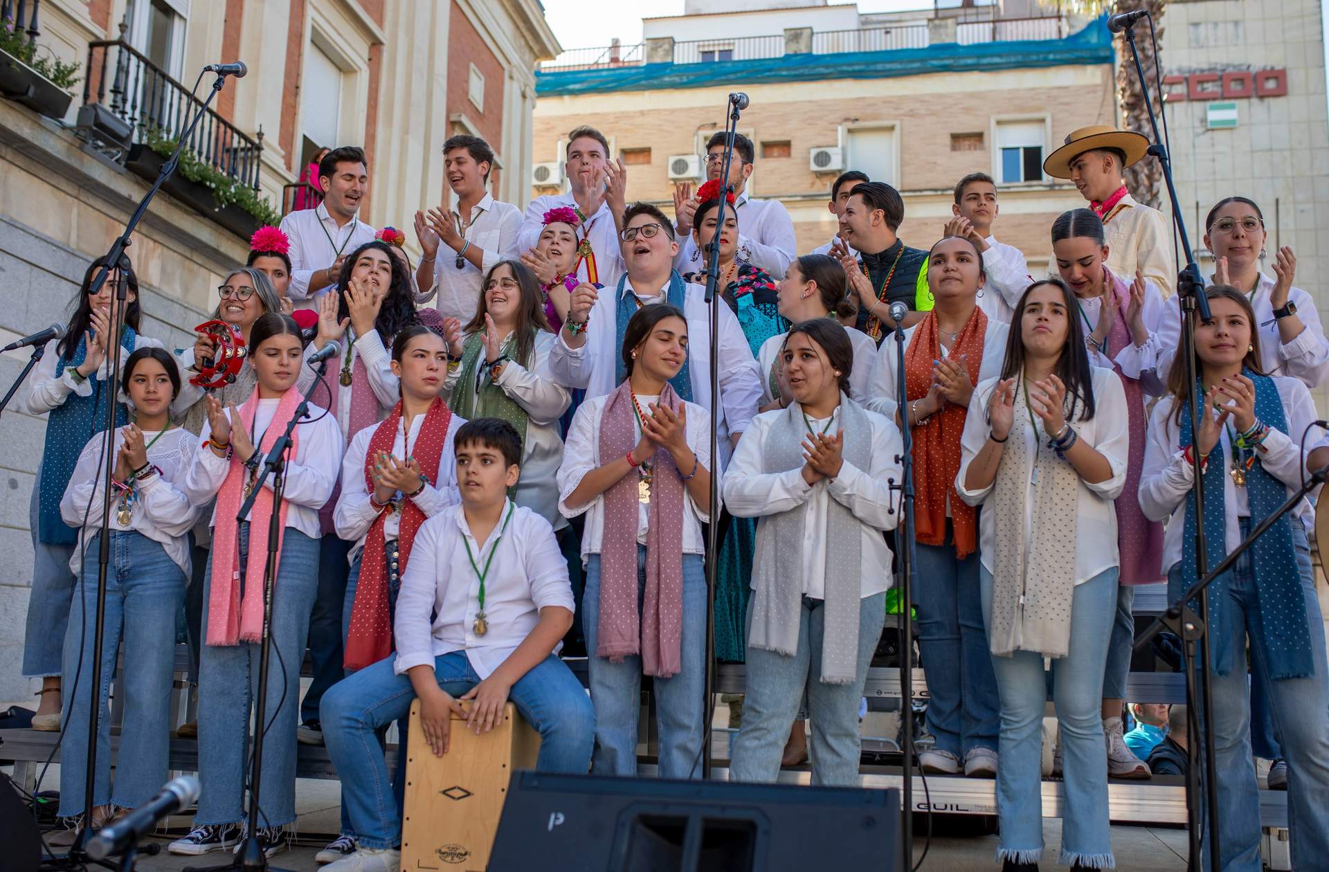 Coro joven a las puertas del Consistorio
