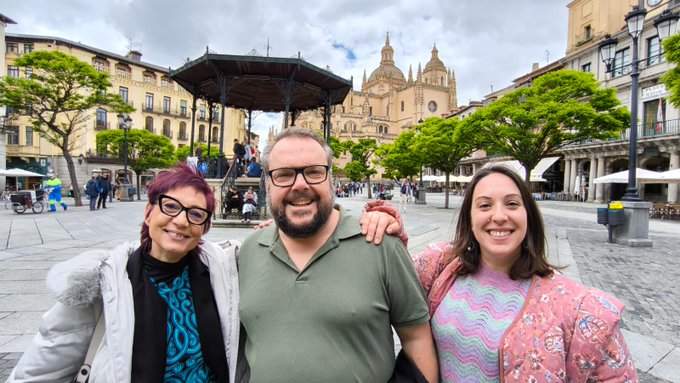 De Vega junto a sus colegas periodistas y finalistas del premio,