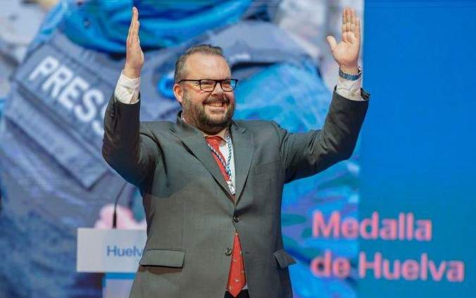 Luis de Vega, cuando recibió la Medalla de Huelva