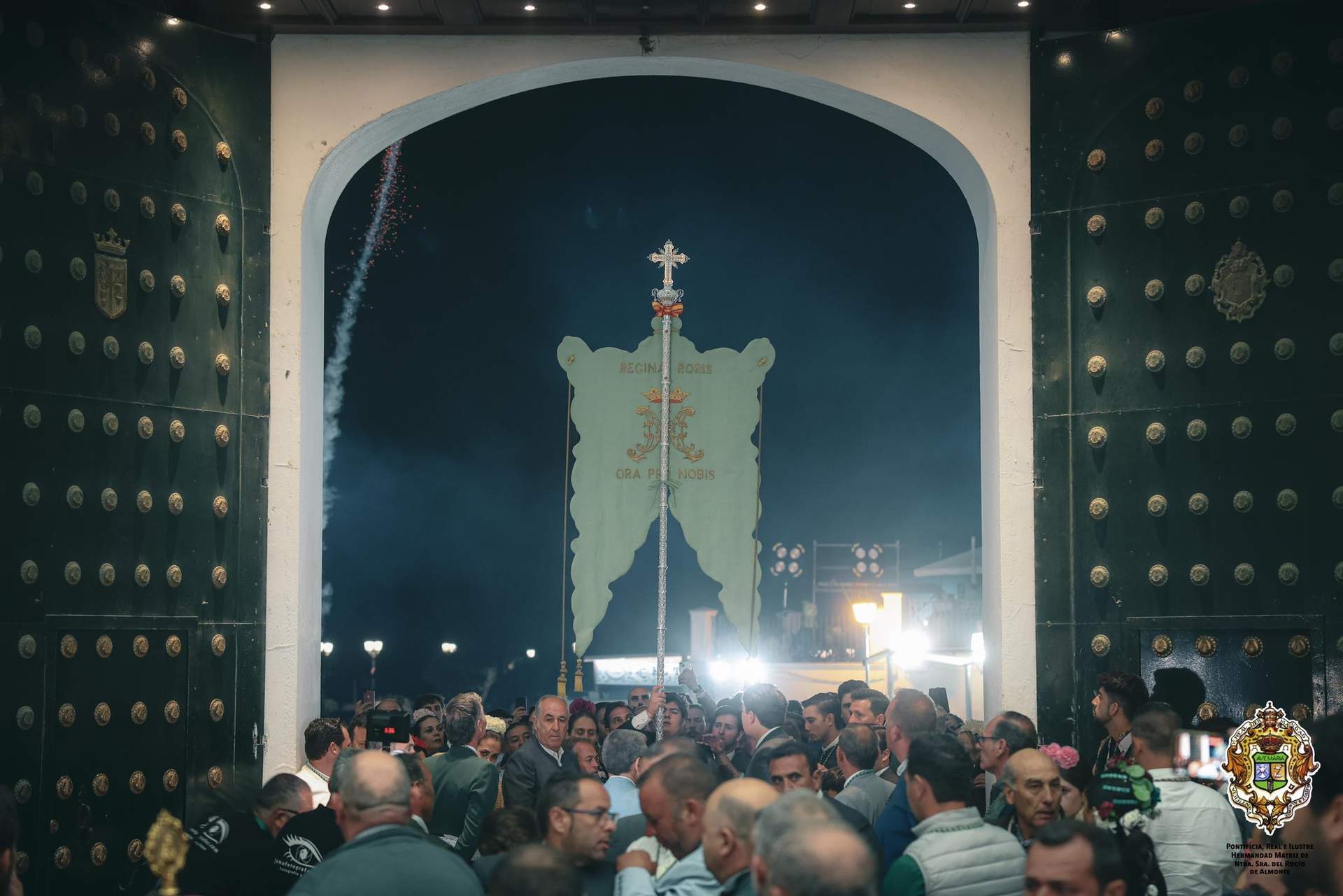 El Simpecado de Almonte a las puertas del Santuario