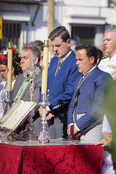 El alcalde de Almonte y el presidente de la Matriz, en la misa