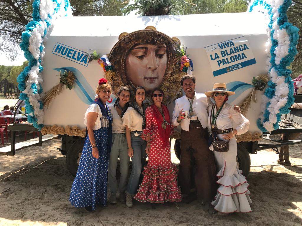 Con su hija Belén, su hermano Carlos, cuñada y amigas, en el camino de Huelva