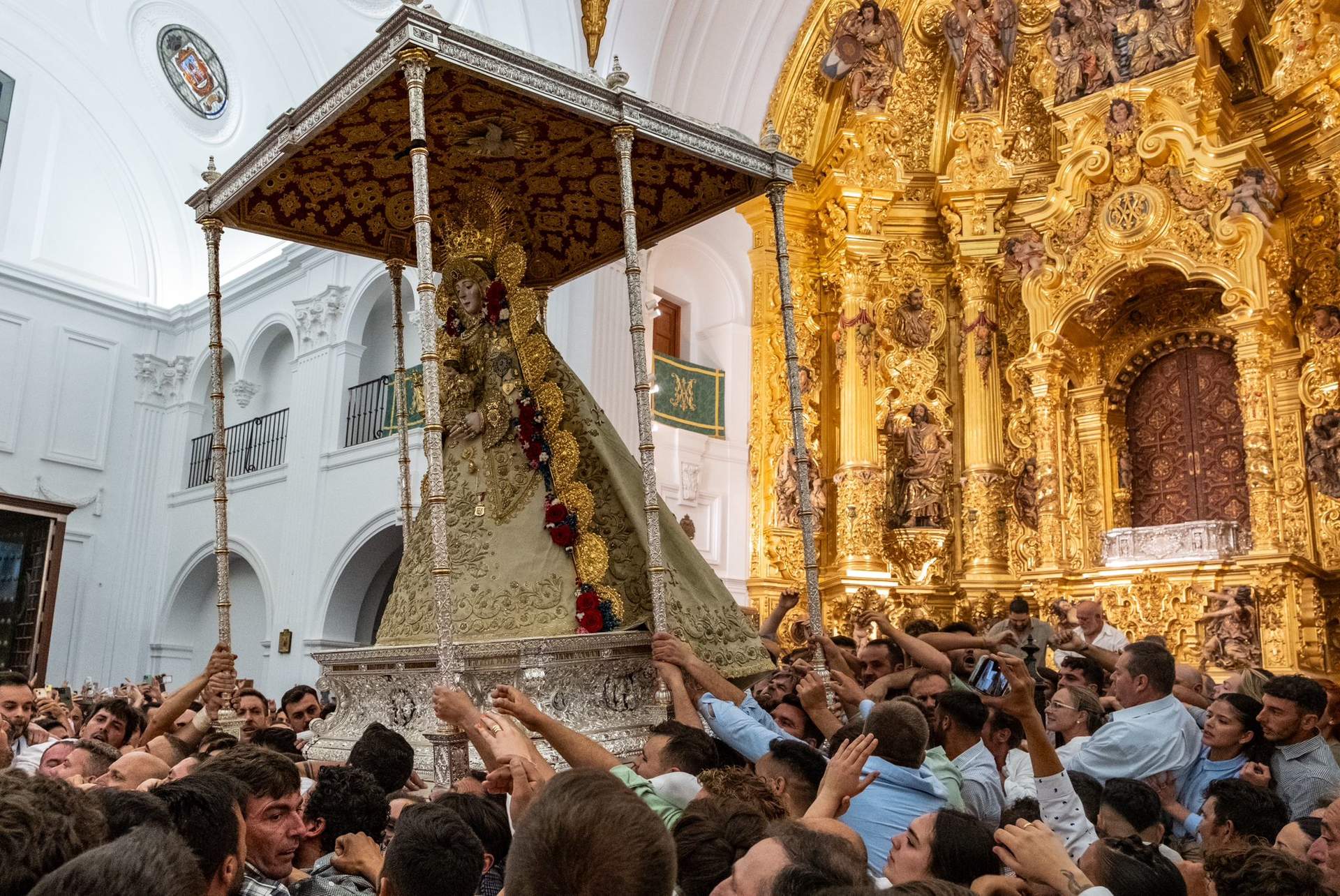 La Reina de las marismas, volando a hombros de su pueblo almonteño