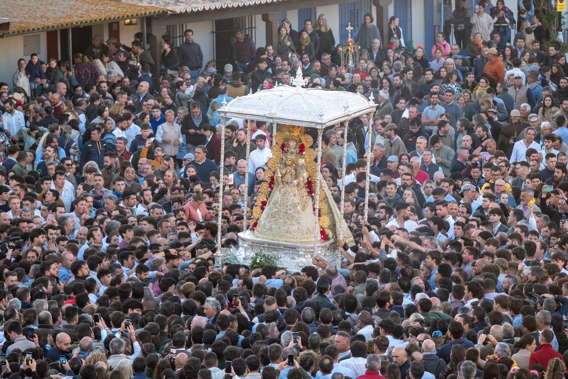 Procesión de la Patrona de Almonte por la aldea