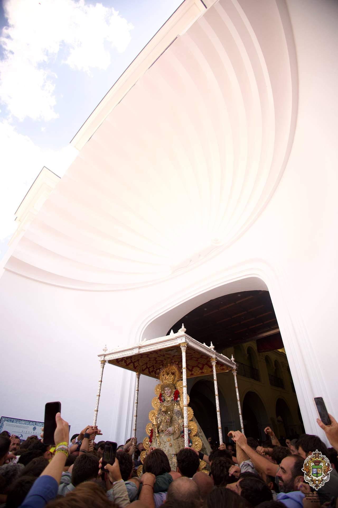 La Patrona de Almonte justo cuando regresa por la Puerta Grande de su Santuario