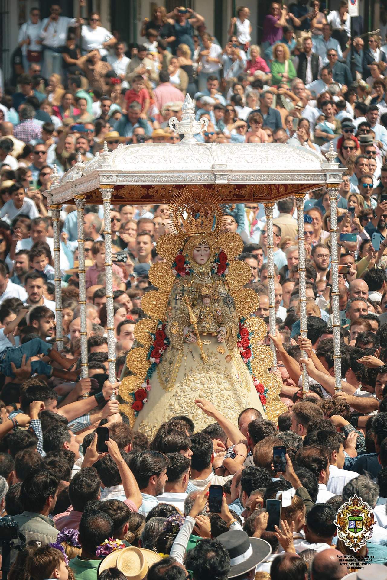 La Virgen del Rocío, entre un mar de plegarias
