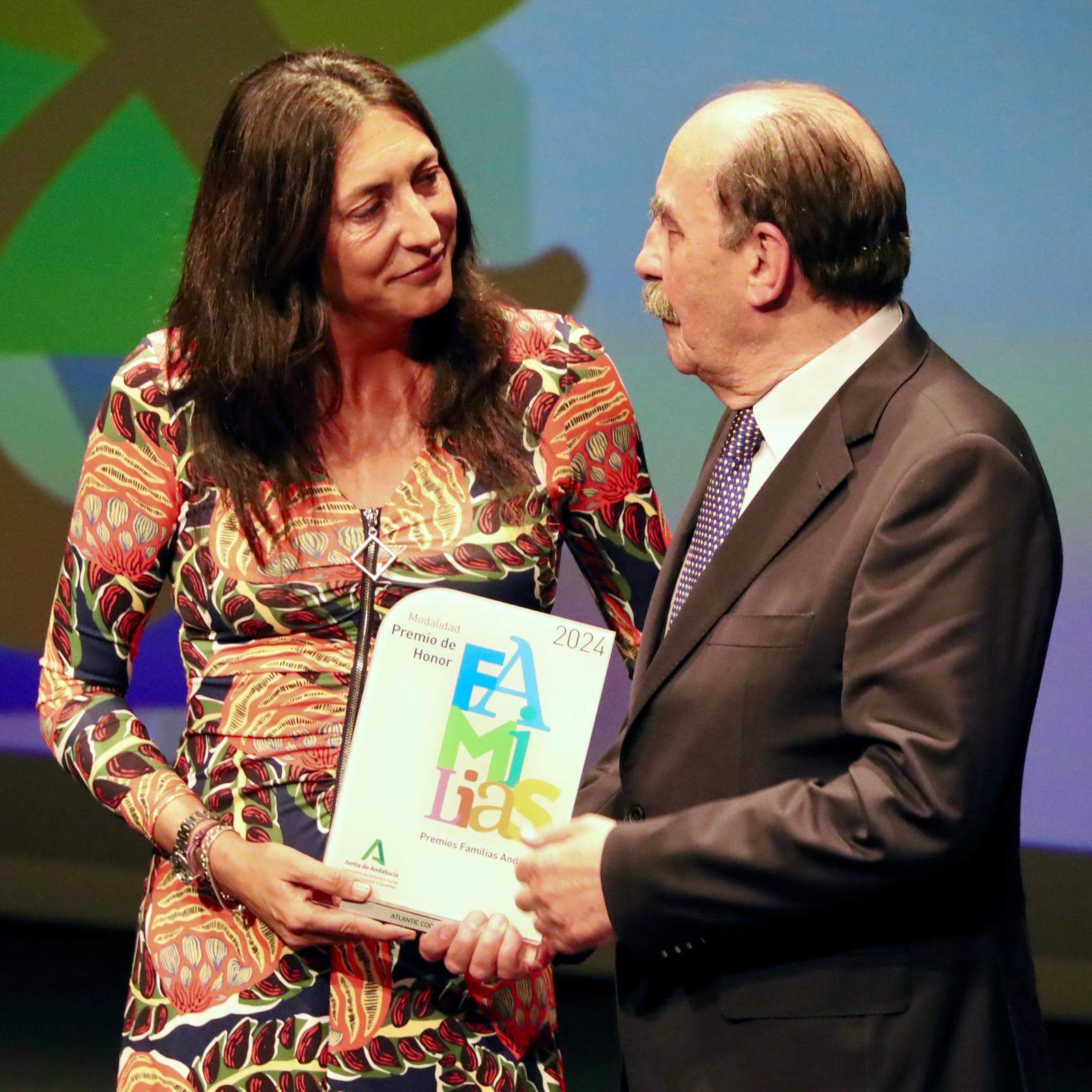 Entrega del galardón a Heliodoro Mariscal por parte de la consejera Loles López