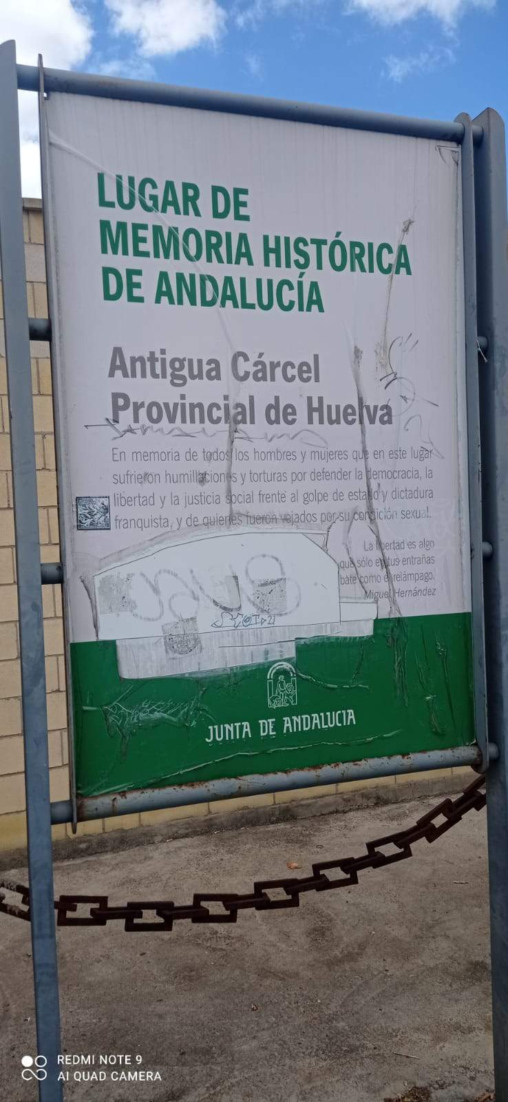 Panel informativo ubicado en la cárcel vieja, muy deteriorado