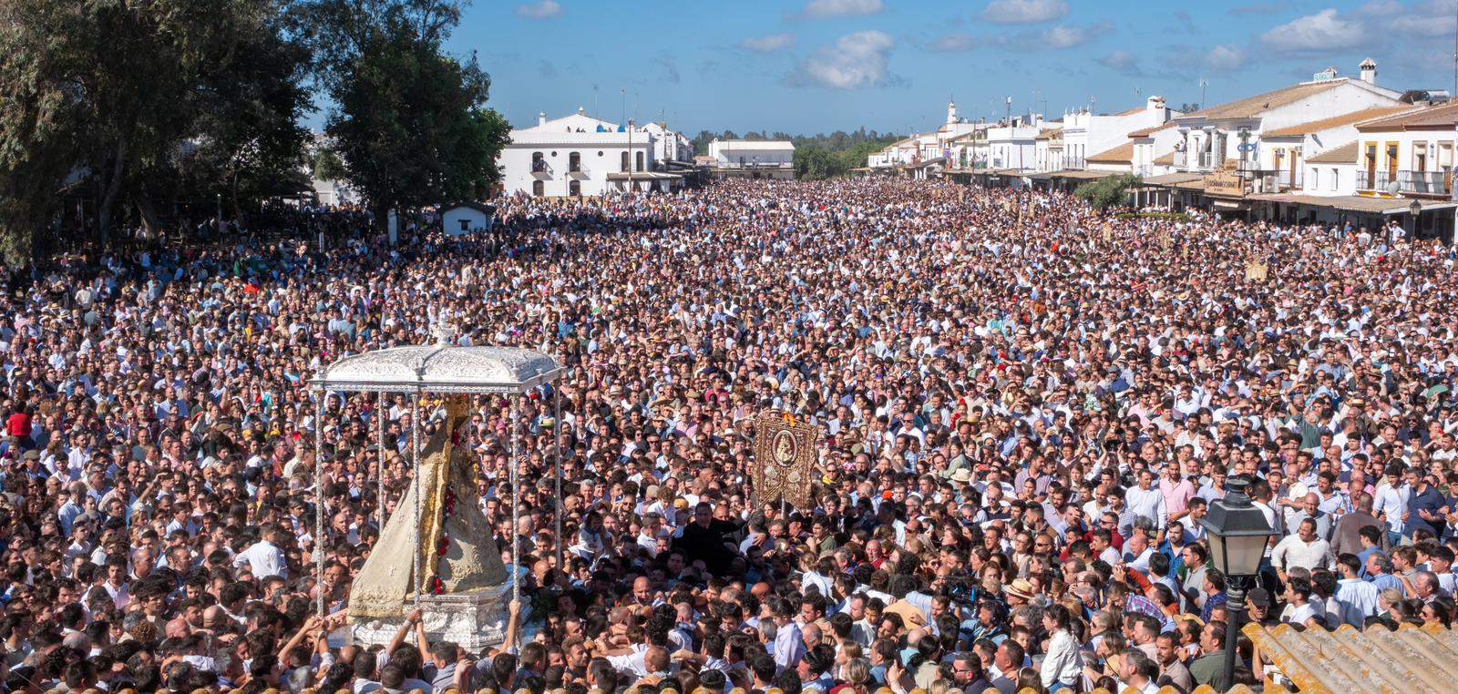 Procesión de la Blanca Paloma (Foto: Julián Pérez, gentileza de Diputación de Huelva)