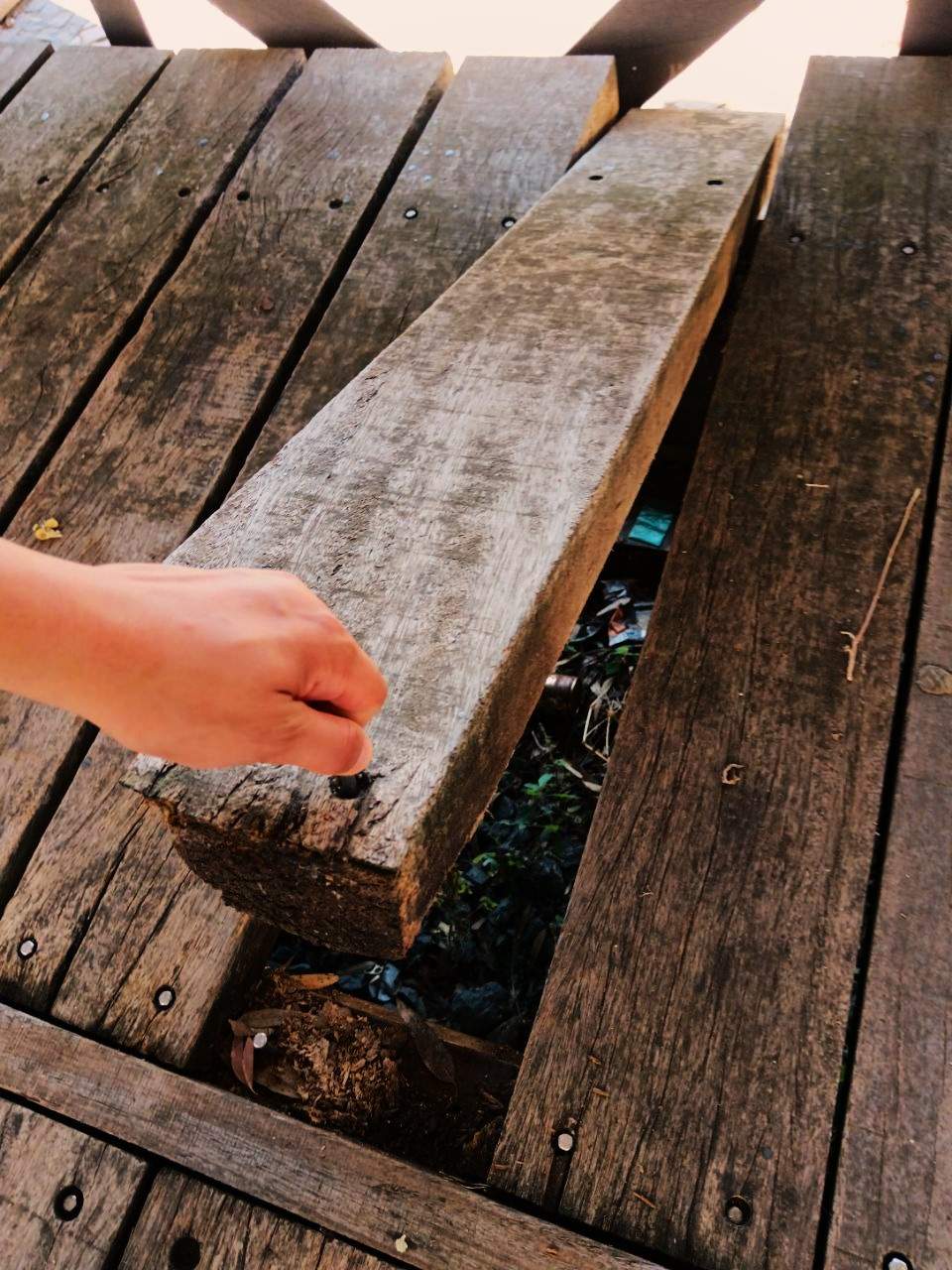 Tablas levantadas y sin asegurar