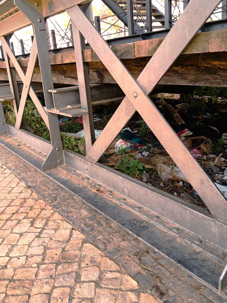 Restos de botellón en la zona que linda con Pescadería