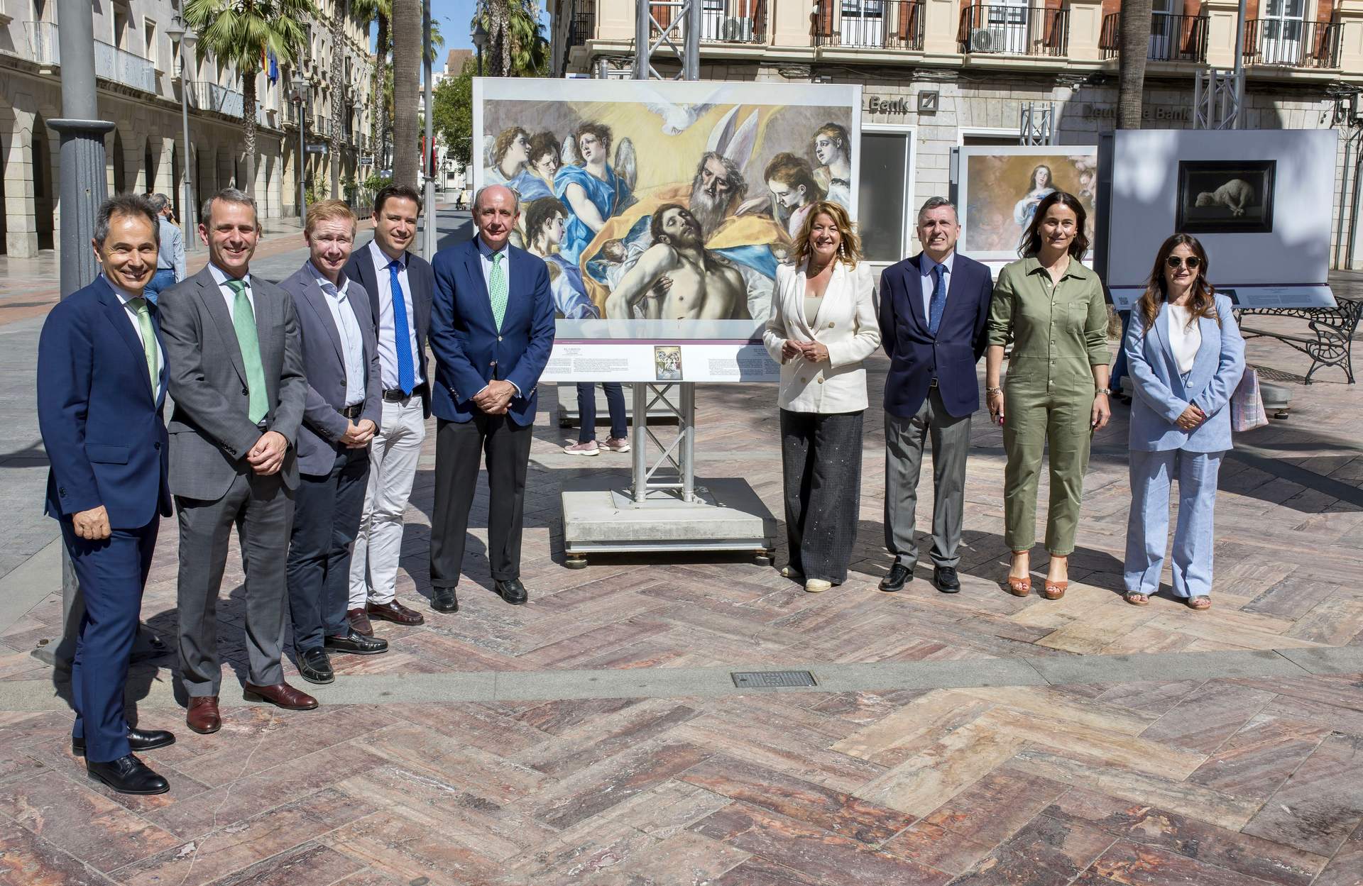 Foto de familia en la presentación de la muestra