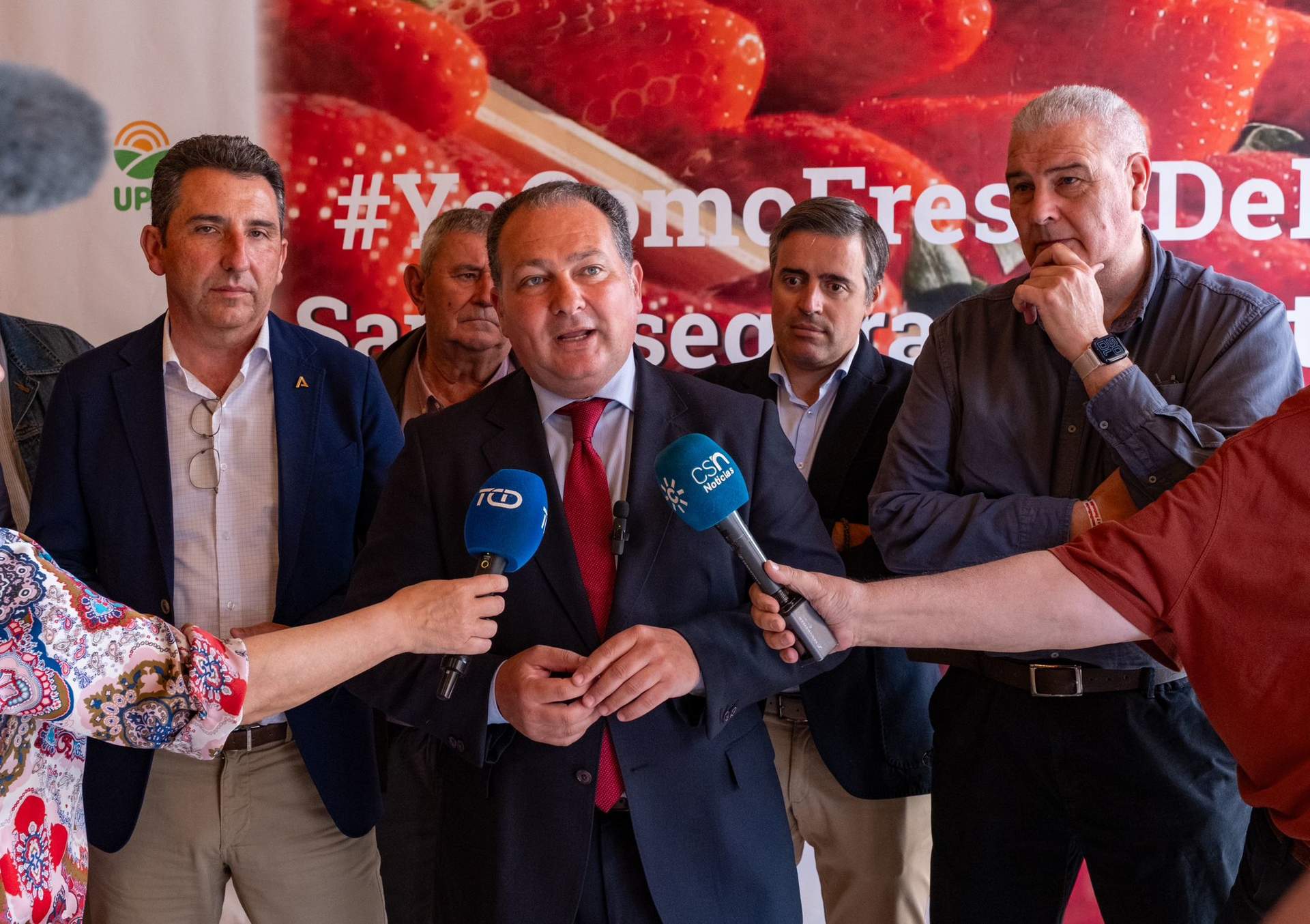 David Toscano, en el acto junto a Burgos y Manuel Piedras y dirigentes de UPA